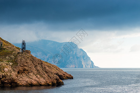 阴天的美丽风景 — 岩石海岸平静的大海和 d图片