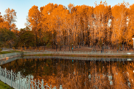 俄罗斯哈巴罗夫斯克Khabarovsk  2018年9月27日 秋季的城市池塘景观公园木头反射地标市中心蓝色建筑森林建筑学图片