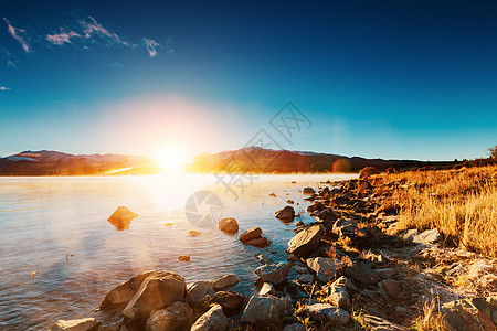 新西兰南岛Tekapo湖公吨季节旅游场地草原爬坡旅行蓝色风景反射图片