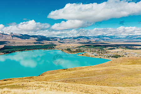来自新西兰约翰山的Tekapo湖视图天空蓝色爬坡粉色风景反射绿色季节旅游旅行图片