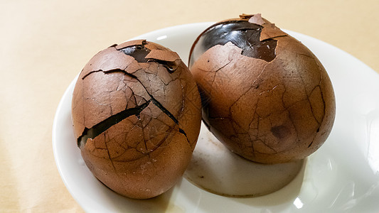 小白盘上的台湾茶蛋红茶厨房美食香料小吃传统盘子裂缝棕色零食图片