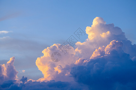 青蓝的天空在冬季有云朵 泰河陆地气象季节宗教气候沉淀天蓝色天气照片云景雨云图片