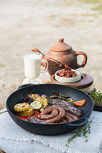 带蔬菜的甘油香肠野餐猪肉美食烧烤油炸胡椒营养炙烤香料洋葱图片