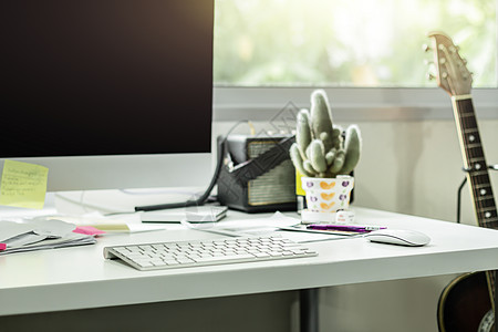 工作桌上有白色键盘和鼠标的计算机桌面老鼠职场笔记本自由职业者道具互联网桌子阳光技术办公室图片