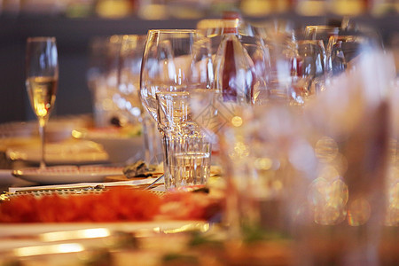 做宴席侍候玻璃餐厅服务宴会派对银器午餐盘子餐巾餐具图片