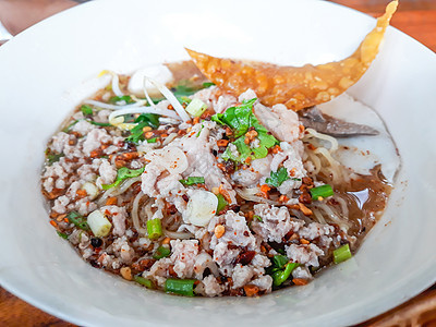 辣妹汤姆汤面和猪肉 泰国菜午餐面条美食红色白色盘子胡椒食物图片