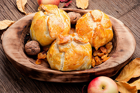烘烤秋季苹果香料烹饪浆果焦糖水果蜂蜜饺子盘子甜点季节背景图片