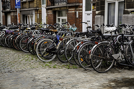 在荷兰停泊的自行车车建筑运河街道游客金属车辆运动旅游车库踏板图片