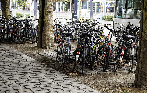 在荷兰停泊的自行车车街道城市架子车辆建筑学踏板游客建筑金属车站图片