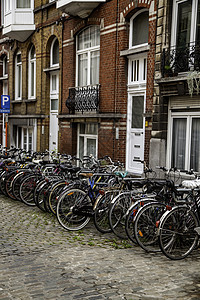 在荷兰停泊的自行车车旅游架子运河游客交通车站建筑金属运输车库图片