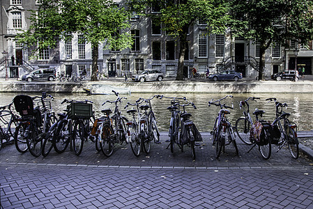 停在阿姆斯特丹的自行车车旅行房子街道运输建筑学游客历史性城市场景邻里图片