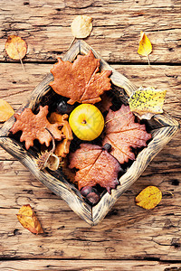 秋季象征性曲奇饼叶子季节乡村甜点坚果食物树叶榛子糕点静物背景图片