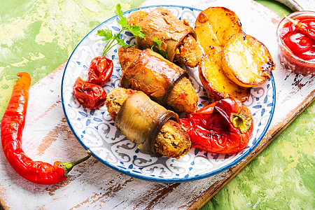 国家食品土耳其菜茄茄子煎饼蔬菜手指红色食物投标国家肉馅香料食品盘子背景