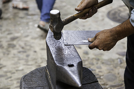 旧的锤子和铸铁中的工艺工具大锤铁匠铺手工金属艺术职业乡村作坊图片