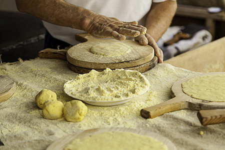 传统面包店的面团面包师小麦烹饪食谱餐厅烘烤糕点女性男人厨师图片