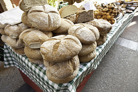 市场上的个体食品面包主食饮食产品农民篮子文化面粉脆皮谷物粮食图片