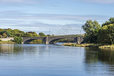 位于苏格兰阿伯丁的迪伊桥和杜提公园之间的一座优美大桥图片