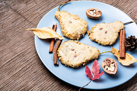 秋季梨饼季节性棕色甜点肉桂小吃香料面团核桃乡村食物背景图片