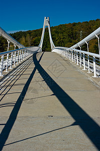横跨小溪的桥 维拉诺夫大坝海岸苍穹桥接农村小路金属天空蓝色国家水库图片