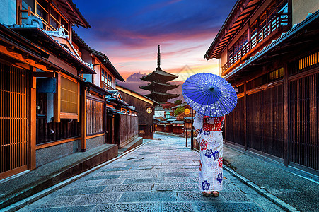 亚洲妇女在Yasaka塔上穿着日本传统和服的亚裔妇女背景图片