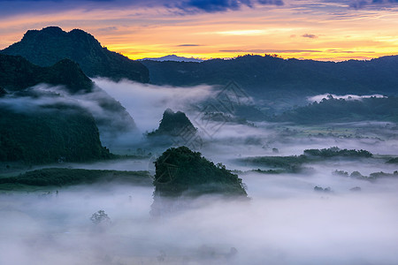 清晨的薄雾在泰国蓝色森林热带假期树木风景公园房子国家爬坡图片