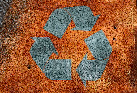 垃圾回收标志带回收标志的锈迹斑斑的腐蚀金属表面垃圾环境衰变灰色材料点蚀苦恼标识生态背景