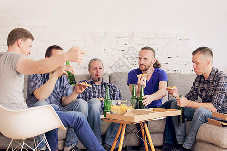 在家休息的朋友派对瓶子酒精乐趣男性长椅啤酒成人幸福足球图片