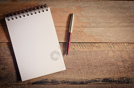 用笔在木制桌子上的空白笔记本  静止生命木工床单硬木木头办公室框架学校笔记文档材料图片
