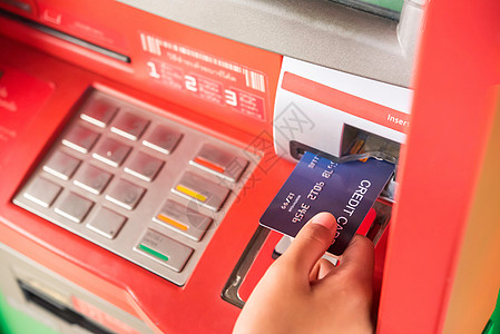 银行信用卡将信用卡和信用卡插入到银行机器中 男子使用金融卡片交易商业订金屏幕信用储蓄数字工人背景