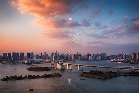 日本日落时与东京塔和彩虹桥的东京天际线图片