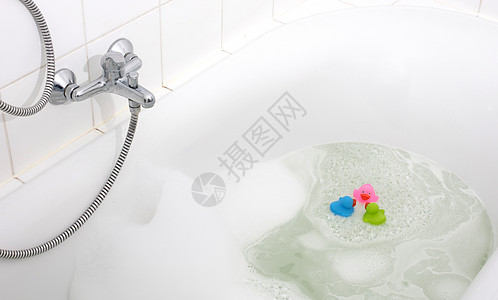 粉色 绿色和蓝色鸭子在浴缸里小鸭子温泉浴室玩具塑料肥皂洗澡橡皮孩子们泡沫图片