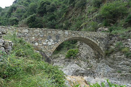 Nervia 山谷山区的石桥峡谷建筑学冒险自然胜地树木旅游石头激流岩石图片