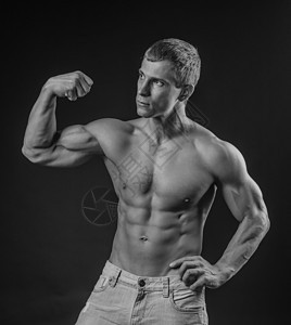 完美适合不穿衣服的年轻人运动男性手臂体质健美运动员腹肌锻炼黑色身体图片