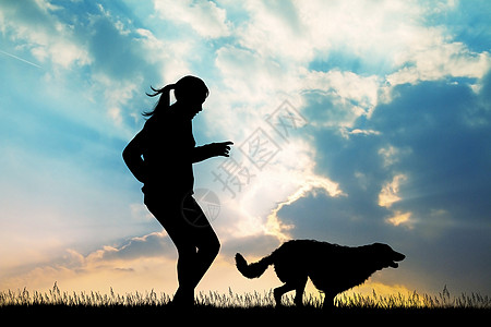日落时 女孩和狗一起跑图片