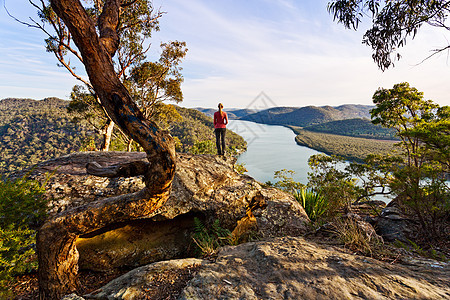 观赏风景河流的观光游客 从岩石悬崖顶高处图片