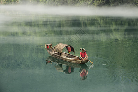 密西蒂小东江的渔民白色渔夫天空蓝色多云绿色图片