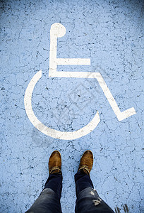 沥青上的禁用标志公园路面街道轮椅蓝色障碍车辆椅子生活交通图片