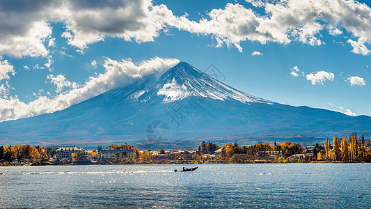 日本川口子湖的秋季和藤山场景天空反射旅行树叶地标风景樱花火山公吨图片