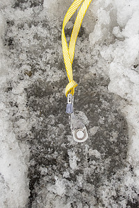 坑皮登山运动岩石绳索冰川环形救援钢包齿轮金属图片