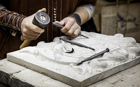 传统方式的雕刻石大理石精神工匠木工雕塑木头工人锤子作坊雕塑家图片