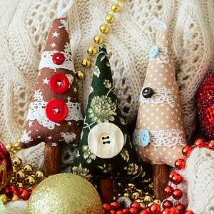 圣诞节用手工制作的纺织玩具木头树爱好金子新年礼物针织织物棉布照片作品工匠图片