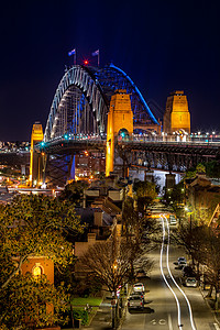 夜里在通往悉尼港桥的路上看到图片