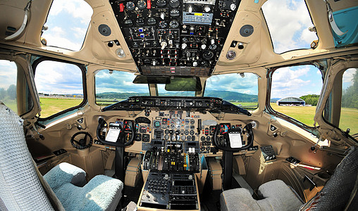 内地轻型客机喷气飞机驾驶舱图片