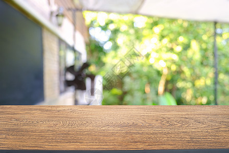 空木制桌 在抽象模糊的CO背景前展示咖啡店房间咖啡柜台桌子厨房店铺商业窗户图片