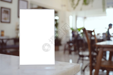 站在酒吧餐厅咖啡厅的木板桌边上卡片横幅打印古董桌子木头销售量公告黑板小样图片
