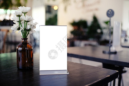 站在酒吧餐厅咖啡厅的木板桌边上塑料木头古董横幅框架打印小样卡片销售量展示图片