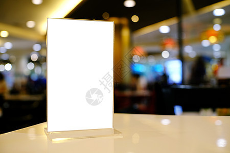 站在酒吧餐厅咖啡厅的木板桌边上持有者营销打印咖啡店小样标签公告黑板商业塑料图片