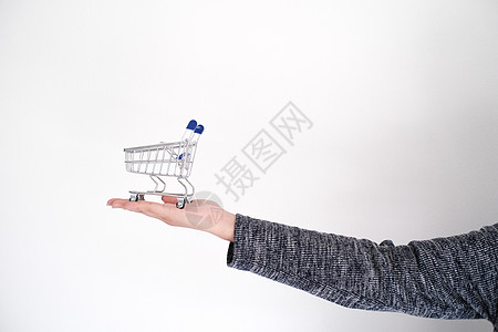 妇女抢手者用因特网推小购物车 b 使用因特网杂货店电子商务顾客店铺手指购物者女士购物市场商业图片