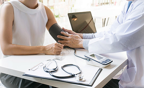 检查老妇病人动脉血压的医生 治疗专家高血压女性工具药品仪表制药男人女士脉冲图片