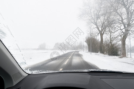 从汽车到路上看到雪雪天气街道旅行危险车辆暴风雪降雪运输季节交通图片